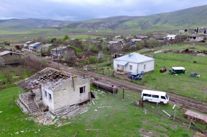 Разрушенный дом в одном из сел Мартакертского района