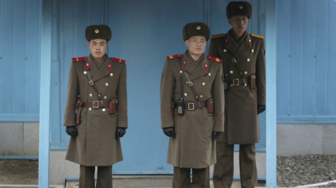 Lính gác biên phòng Bắc Hàn tại Bàn Môn Điếm 