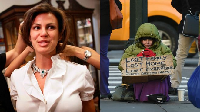 Una mujer se prueba un collar de diamantes y una indigente pide limosna en Nueva York