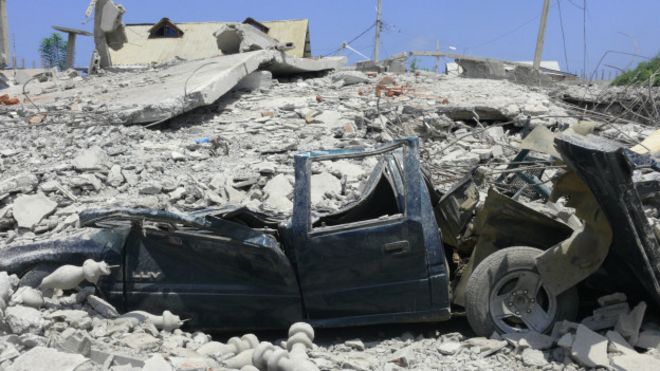 Un vehículo destrozado durante el terremoto