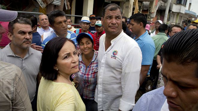 Rafael Correa con víctimas