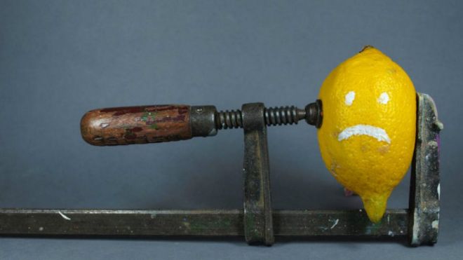 Un limón siendo exprimido por un método no tradicional