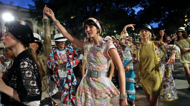 Модели танцуют