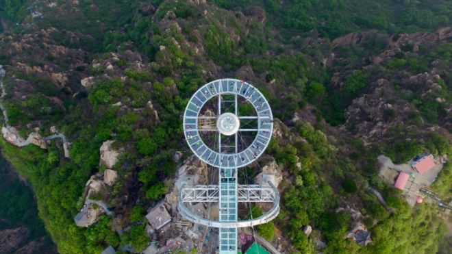 En Shilinxia, Beijijng, inauguraron un mirador transparente a 800 metros del nivel del mar.