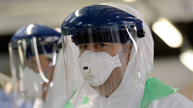 Un médico participa en un entrenamiento contra una pandemia