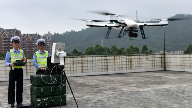广州警方展示警用无人机（新华社图片2/5/2016）
