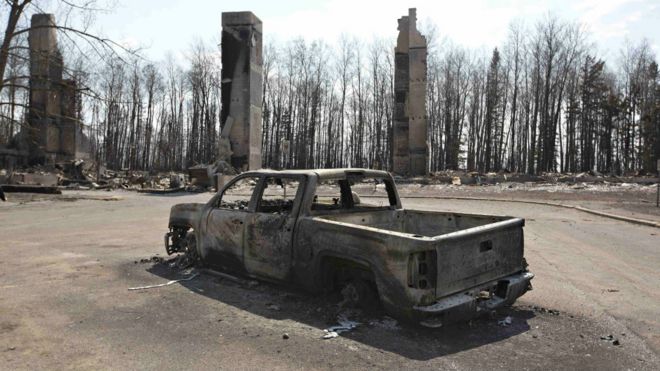 麦克默里堡Abasand社区内一辆被林火烧焦的汽车（13/5/2016）