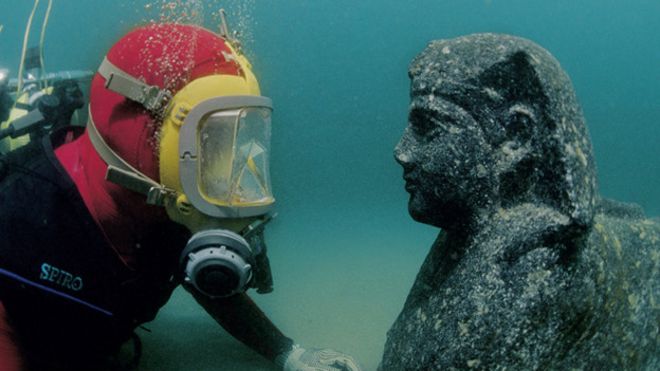Foto de un buzo y estatua egipcia hallada bajo el mar