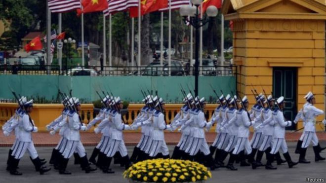 越南海军仪仗队在欢迎奥巴马的仪式行列队走过