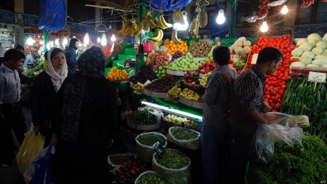 तेहरान के ताजरिश बाज़ार में सजी फल और सब्जियों की दुकान. 