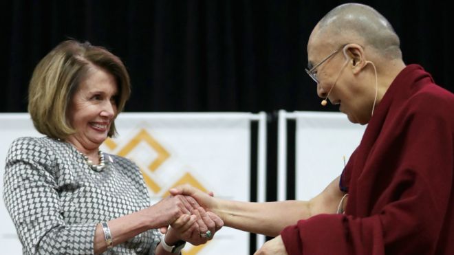 达赖喇嘛（右）在华盛顿演讲前与众议院少数党领袖佩洛西（左）握手（13/6/2016）