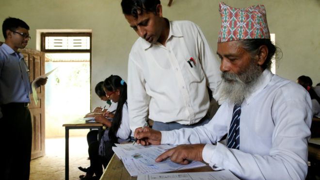 المعلم يساعد دورغا كامي
