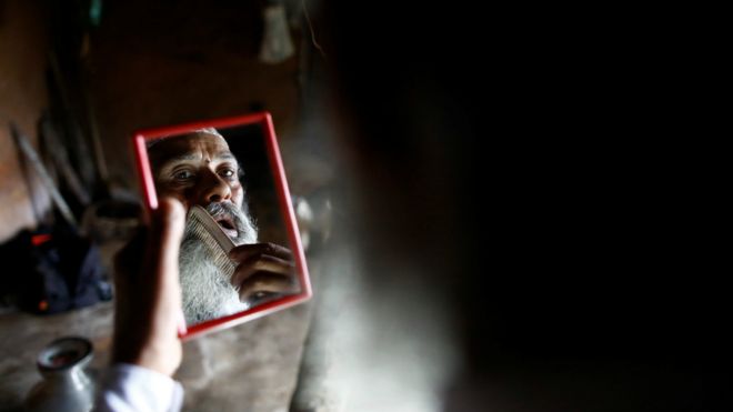 كامي يصفف لحيته