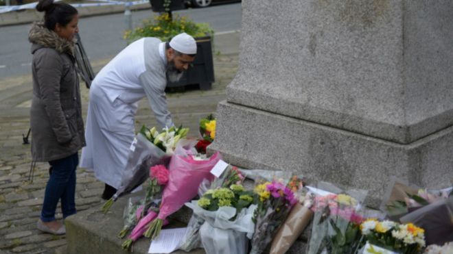 Đặt hoa tưởng niệm dân biểu Jo Cox ở Birstall, gần nơi bà bị giết hại