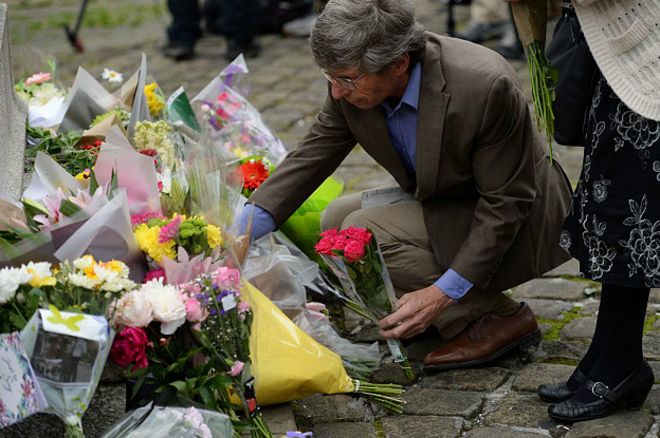 Đặt hoa tưởng niệm bà Jo Cox tại Quảng trường Quốc hội ở London