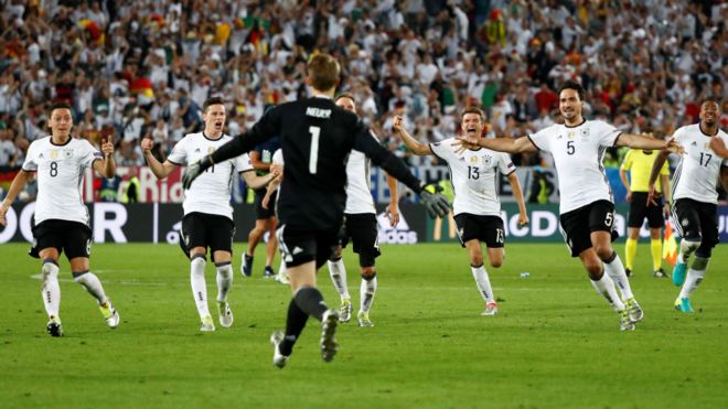 德国队球员在比赛结束后狂奔庆祝