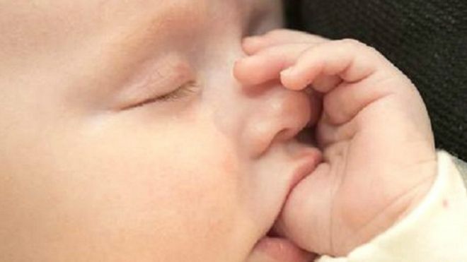 مص الإبهام وقضم الأظافر "يحميان الأطفال من الحساسية في الكبر"