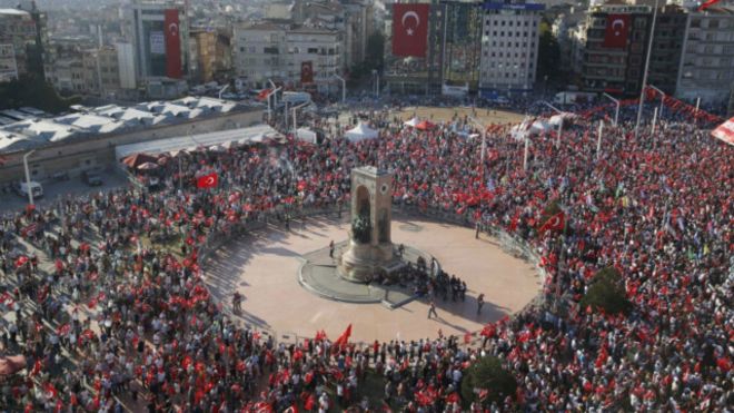 مؤيدو الحكومة والمعارضة في مظاهرة مشتركة لرفض المحاولة الانقلابية في تركيا