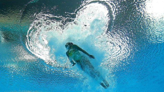السباحة الأمريكية كريستينا لوكاس، في نصف نهائي الغطس على مسافة ثلاثة أمتار، في أوليمبياد لندن عام 2012