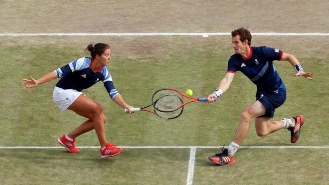 لاعبا التنس البريطانيان، لورا روبسون وآندي مري، ينافسان الألمانيين كريستوفر كاس وسابين ليسيكي، في نصف نهائي مباريات التنس المزدوجة والمختلطة.