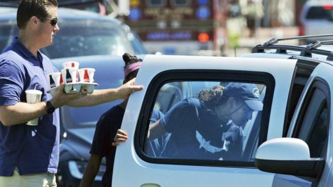 Sasha Obama, con gái Tổng thống Obama mặc đồng phục khi làm thêm hè