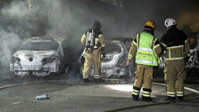 موجة احراق السيارات في السويد تصل الى العاصمة ستوكهولم