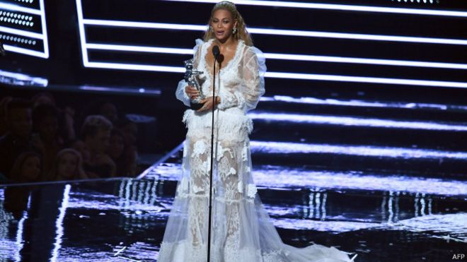 بيونسيه تفوز بجائزة إم تي في لأغاني الفيديو لعام 2016