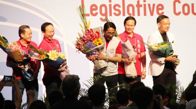 香港工联会立法会议员黄国健（中）庆祝当选连任（台湾中央社图片5/9/2016）