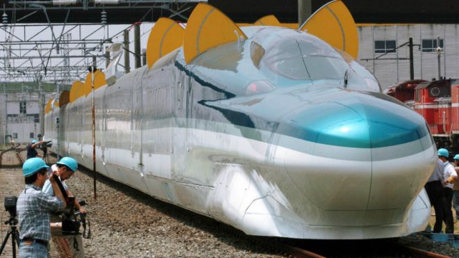 اليابان: سائق قطار يتبول على القضبان حتى لا يتأخر عن موعده