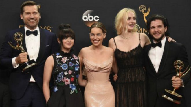 مسلسل "لعبة العروش" يفوز بعدد قياسي من جوائز إيمي