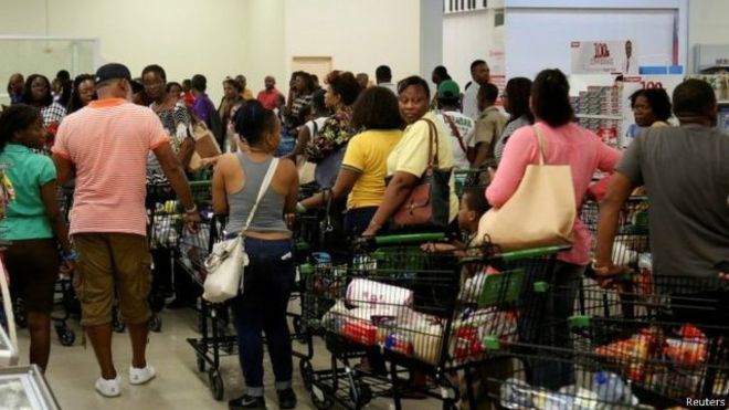 إعصار ماثيو يقترب برياح قوتها 260 كلم من جامايكا