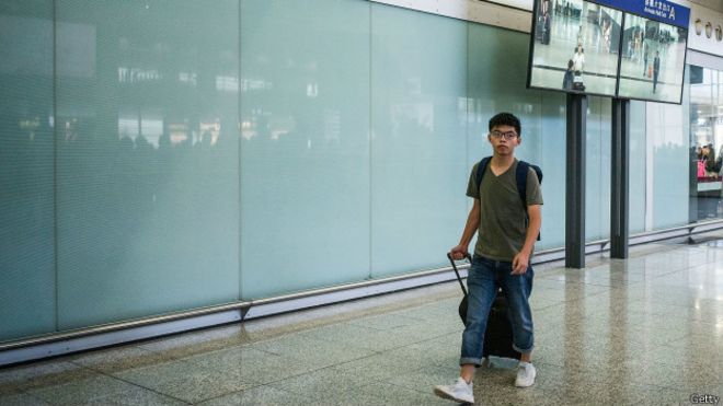黄之锋回到香港机场