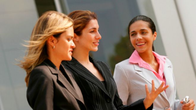 لماذا تقل فرص عمل النساء في الخارج عن فرص الرجال؟