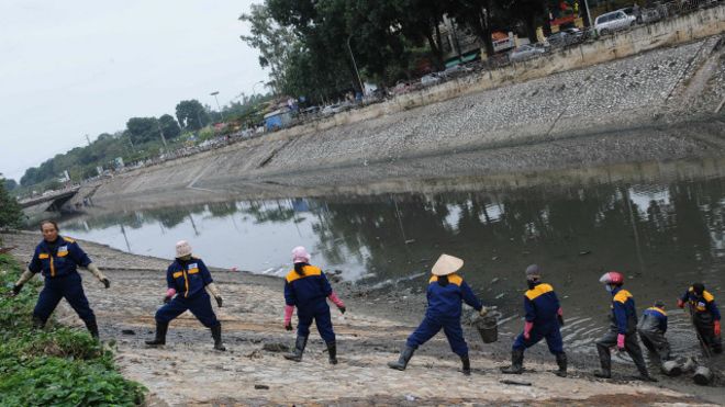 Công nhân môi trường nạo vét bùn ở một khúc sông Tô Lịch