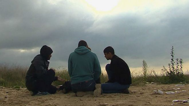 الغارديان: منظمة خيرية تهدد بمقاضاة الحكومة البريطانية لاتخاذ إجراء سريع لإيواء أطفال لاجئين في كاليه