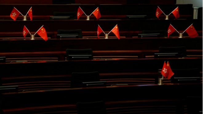 香港立法會19日因大量議員退席留下的空座位。