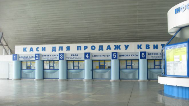Тиша в залі: вокзал Луганська у фото
