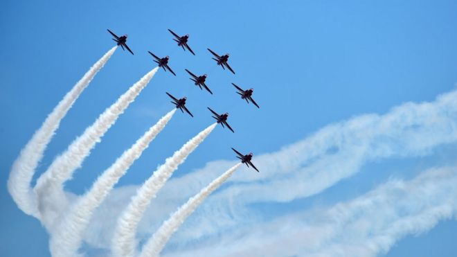 英國皇家空軍紅箭飛行表演隊在珠海航展會場表演（新華社圖片22/10/2016）