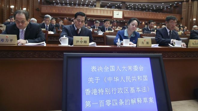 中国全国人大常委会在北京表决香港释法案(新华社图片7/11/2016)