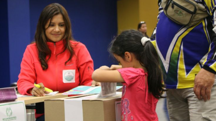 Niña coloca voto en urna