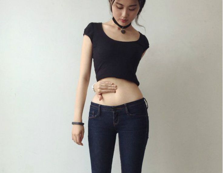 Joven china posando según el 