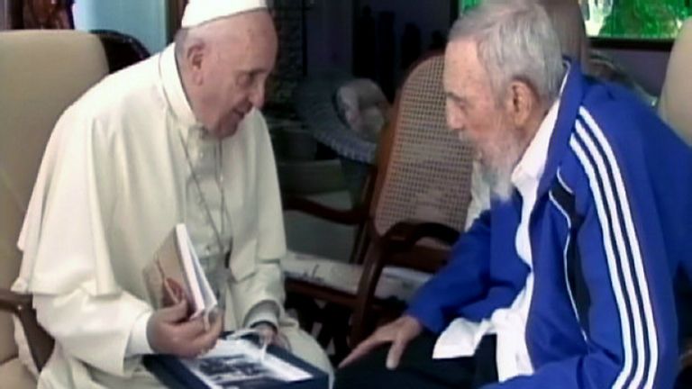 Fidel y Francisco intercambian regalos
