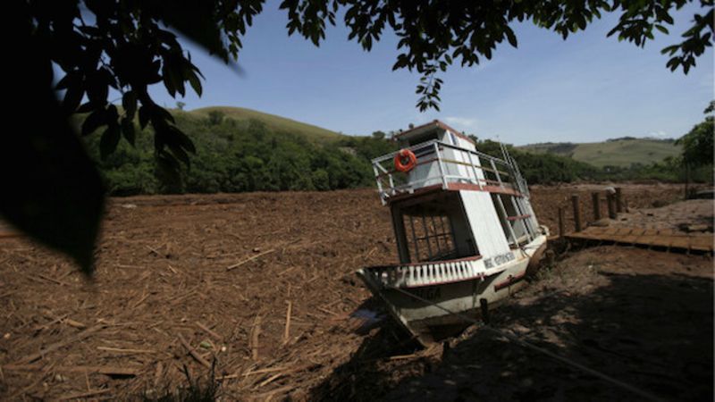 Un barco encallado en el rio Doce, Brasil.