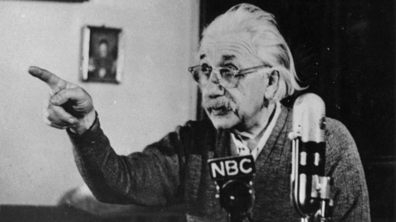Einstein dictando una charla.