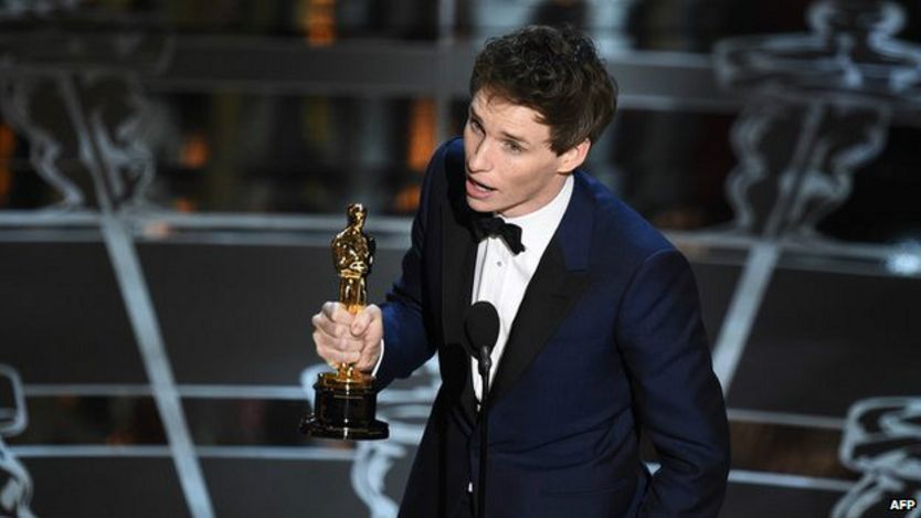 En 2015 Eddie Redmayne ganó un Oscar al mejor actor por su interpretación del profesor Stephen Hawking, que tiene la enfermedad de la motoneurona, en la película La teoría del todo.