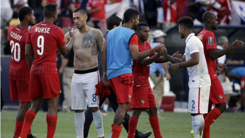 jugadores de Panamá y Estados Unidos se despiden el final del partido