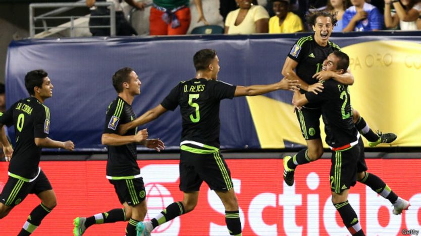 Andrés Guardado celebra gol