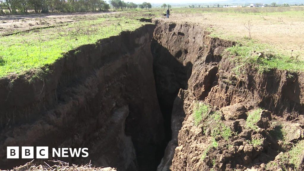 Huge crack opens in Kenya's Rift Valley BBC News