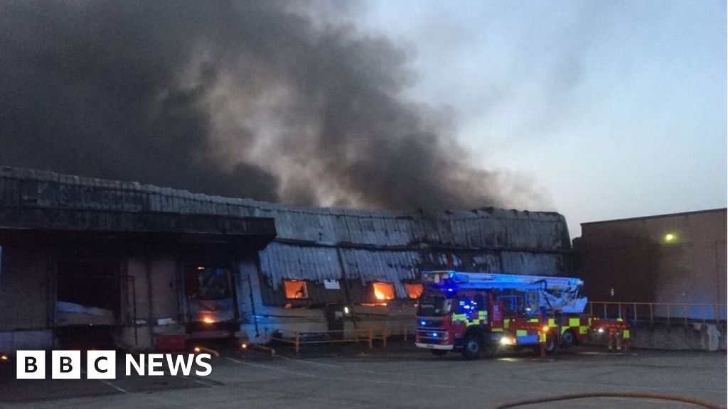 Biggleswade warehouse fire: Firefighters tackle blaze - BBC News