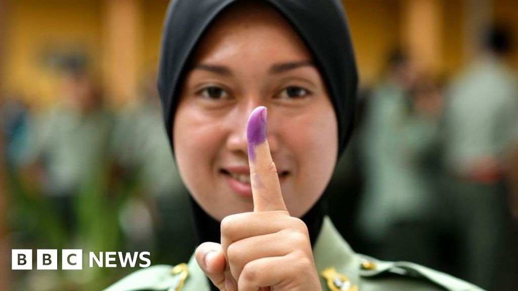 Malaysia heads to polls on election day - BBC News